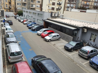 PARKIRANJE U DVORIŠTU VODNIKOVE!!!