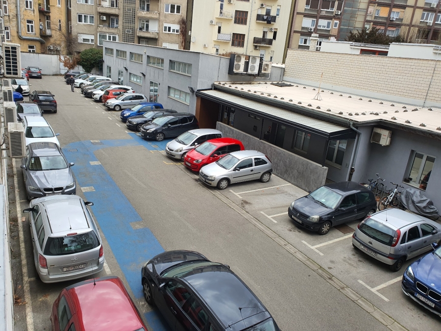 PARKIRANJE U DVORIŠTU VODNIKOVE!!!